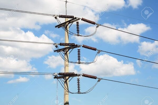 30213248-linhas-de-transmissão-de-energia-69-kv-sistema-contra-céu-azul