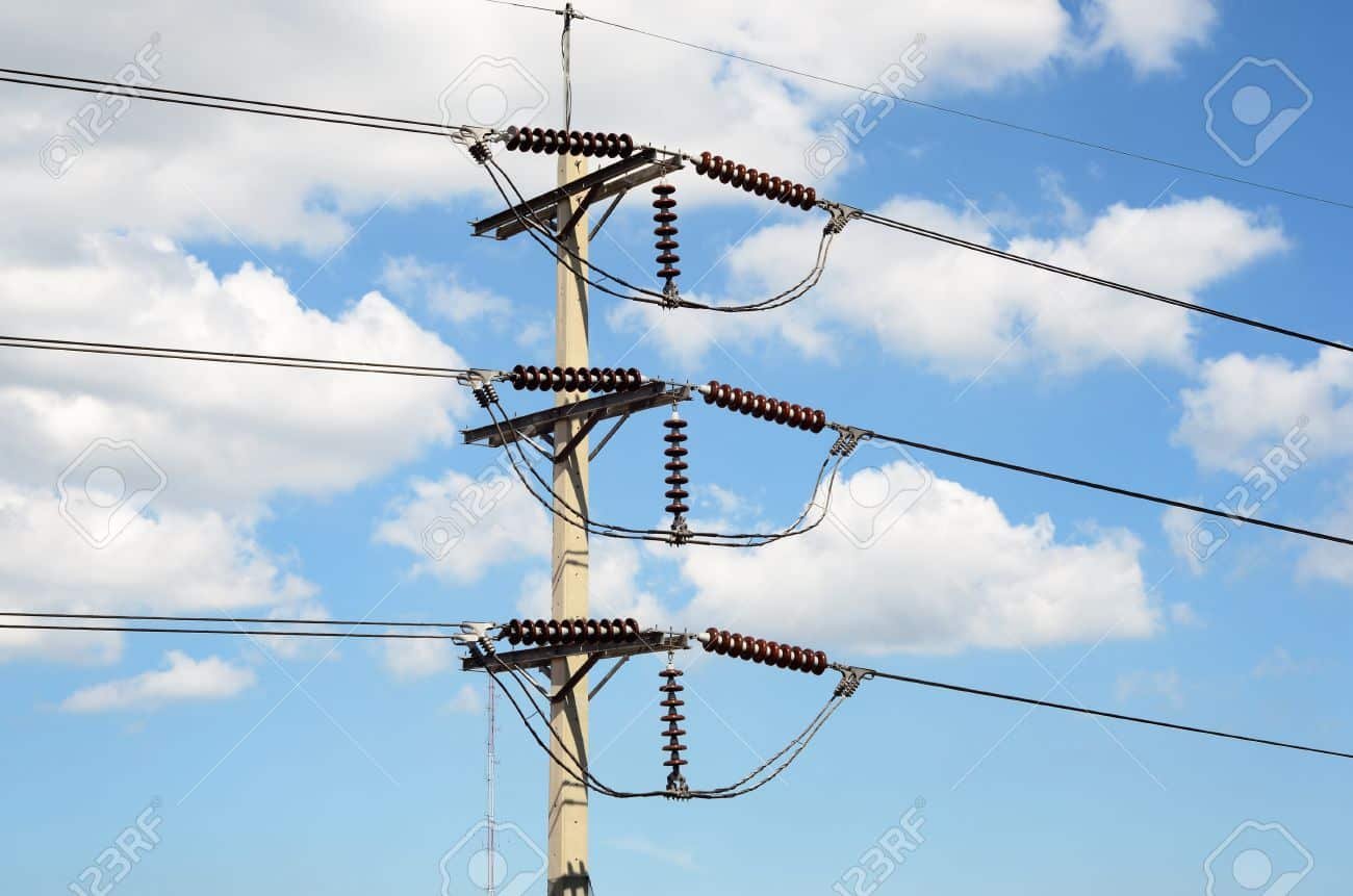 Formação de Eletricista de Linha Viva: alcance um novo nível profissional 1 30213248 linhas de transmissao de energia 69 kv sistema contra ceu azul